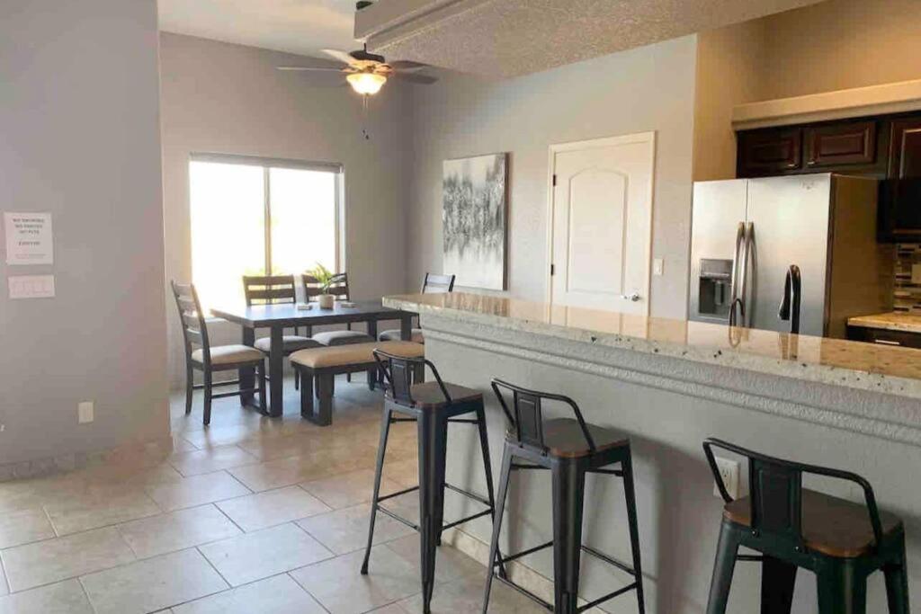 Havasu Retreat! Pool, Spa, Gym & View Lake Havasu City Eksteriør bilde